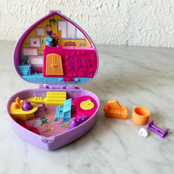 Polly Pocket Art Studio Compact Purple Heart Shape - 2021 Mattel - Picture 2 of 11